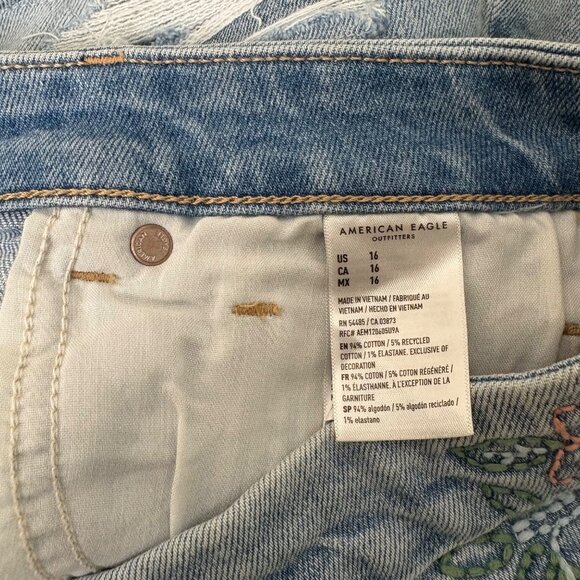 American Eagle NWT Curvy Mom Shorts Light Wash Embroidered Flower Size 16 - Picture 7 of 7